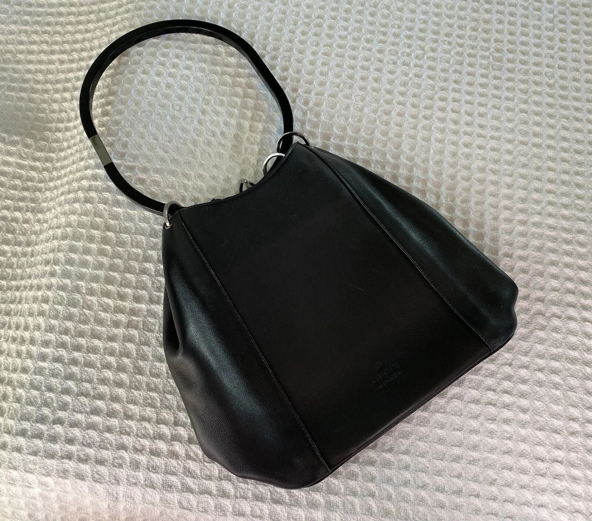 Wristlet with cheap ring handle