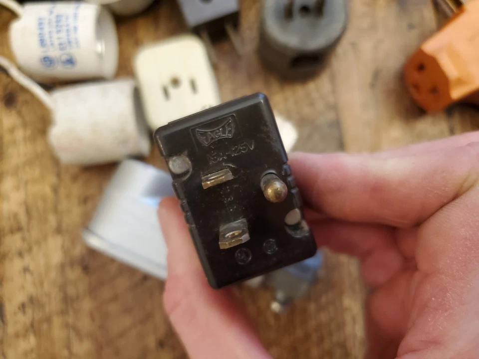 LOTE DE 34 ENCHUFES ELÉCTRICOS Adaptadores LEVITON Eagle Algunos Nuevos Medio De Colección Foto 3 de 4