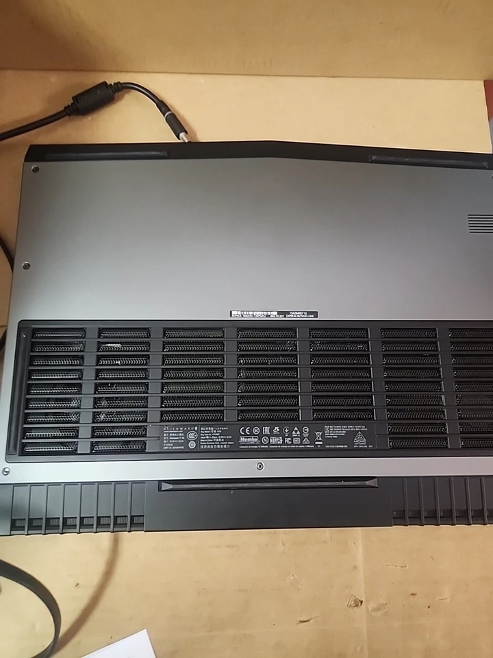 Portátil Alienware 17 R4 17,3" 2,9 GHz i7 16 GB 1 TB/256 GB SSD Foto 4 de 4