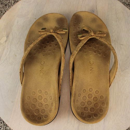 Sandalia Tanga Vionic Bella Mujer 7.5 Tostada Cuña Chanclas Arco Playa Cuero - Imagen 9 de 11