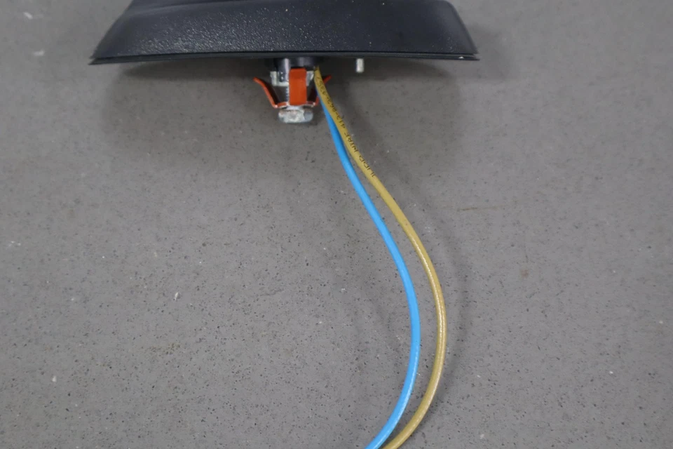 Antena de aleta de tiburón montada en el techo OEM 07-13 Chevy Avalanche 20791465 Foto 3 de 4