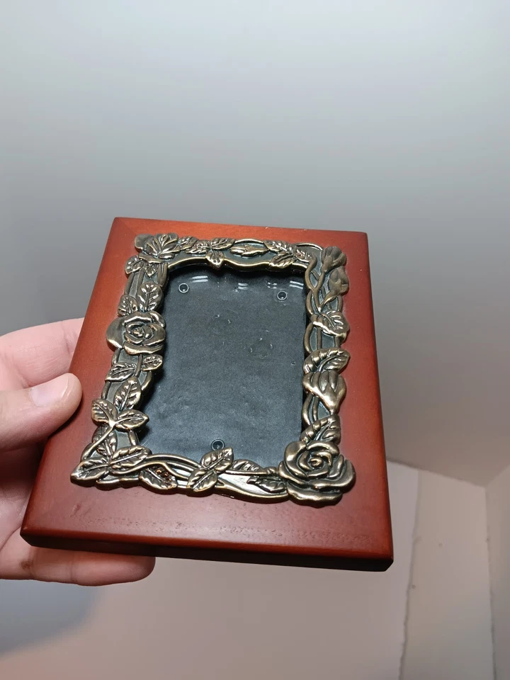 Marco de flores de rosas de metal de madera vintage 3D antiguo núcleo de cabaña miniatura 5x4 Foto 2 de 4