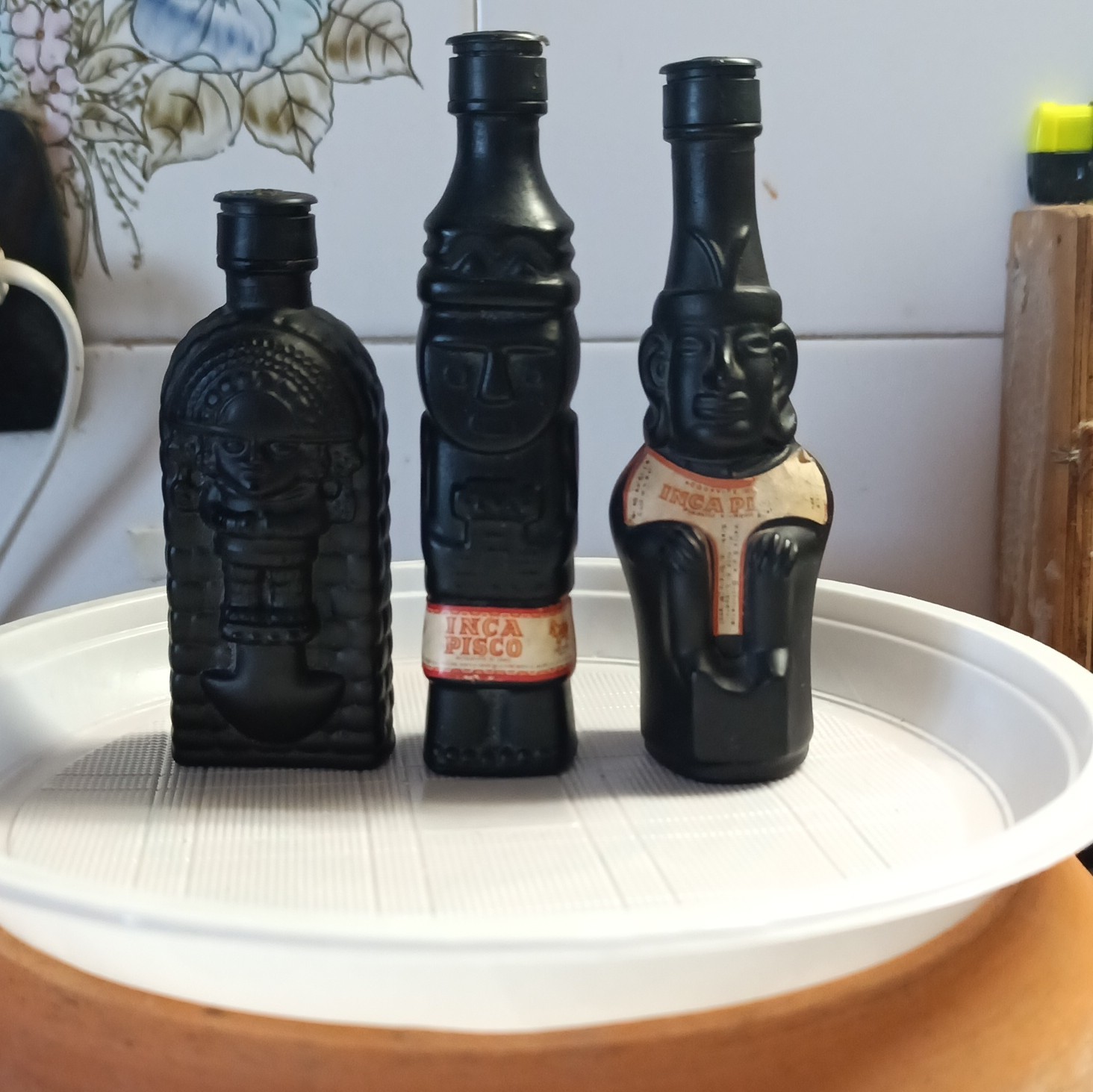 INCA PISCO lotto 3 bottiglie mignon in vetro scuro a forma di statue in rilievo