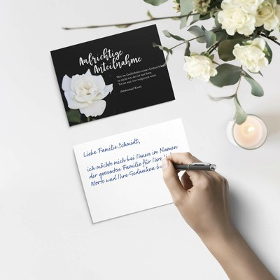 Old English Co. Karte „In Gedanken“ – Mit Blumenkranz-Design, Blanko Innen, Inkl. Umschlag