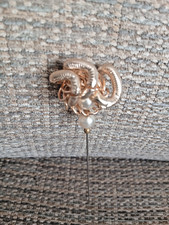 VINTAGE ORNATE GOLD TONE PEARL HAT PIN