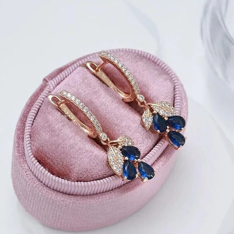 Pendientes colgantes y colgantes de zafiro azul simulado corte pera de 3 quilates enchapados en oro rosa de 14 quilates Foto 2 de 4