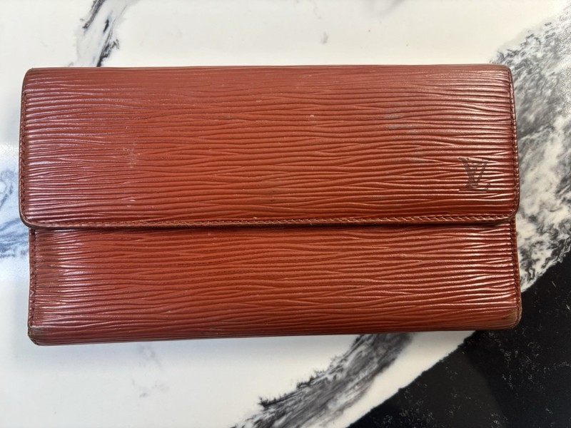 Authentic LOUIS VUITTON Epi Porte Tresor International Trifold Wallet S#52926