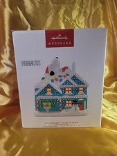 Hallmark  The Merriest House in Town Tabletop Ornament The Peanuts Gang