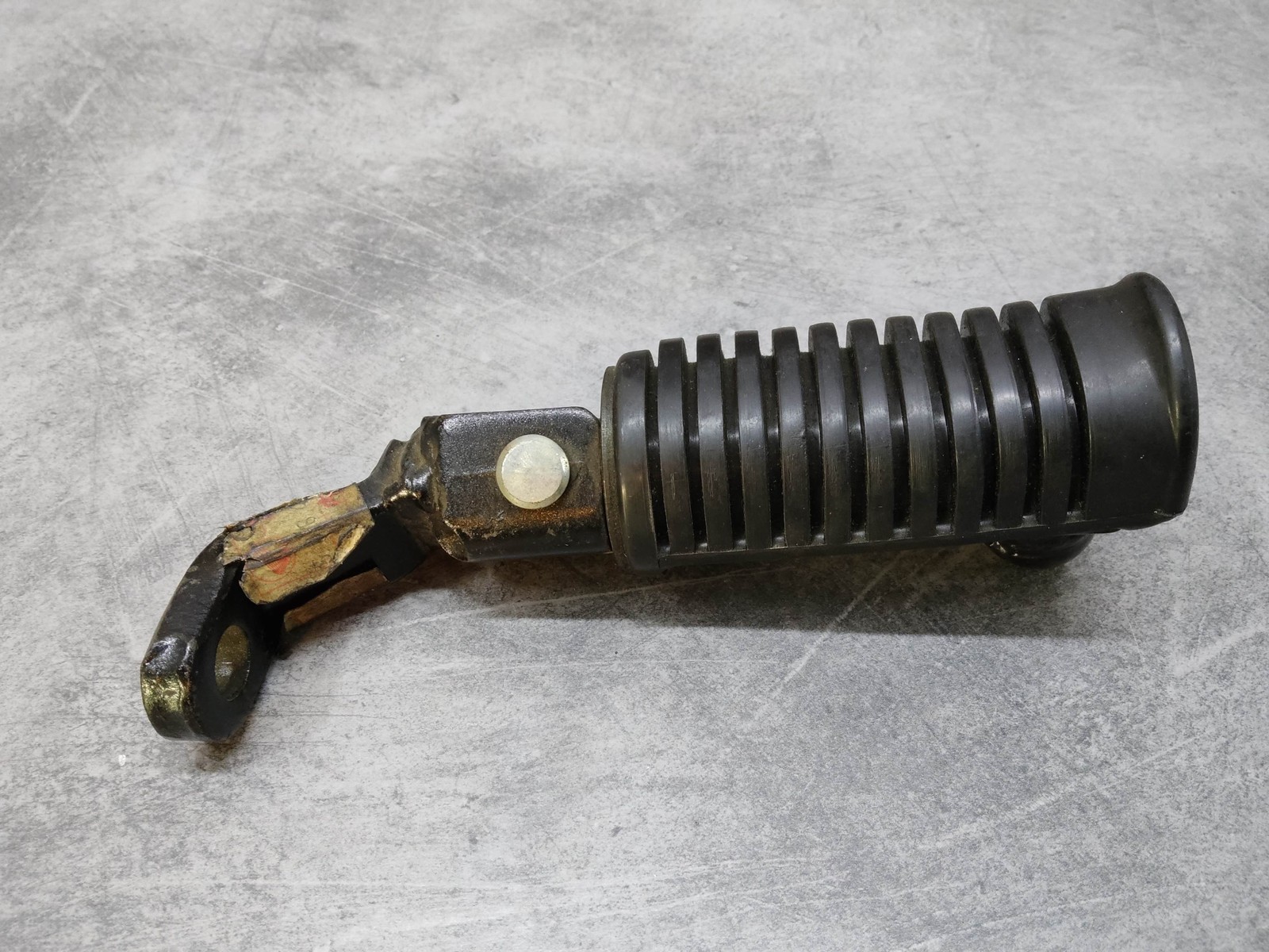 Repose-pied avant gauche CB450 Honda 50640-443-740 pour remplacer un cale-pied tordu
