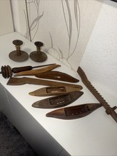 Alte Webschiffchen, Webstuhl, Spulen, Kamm aus Holz