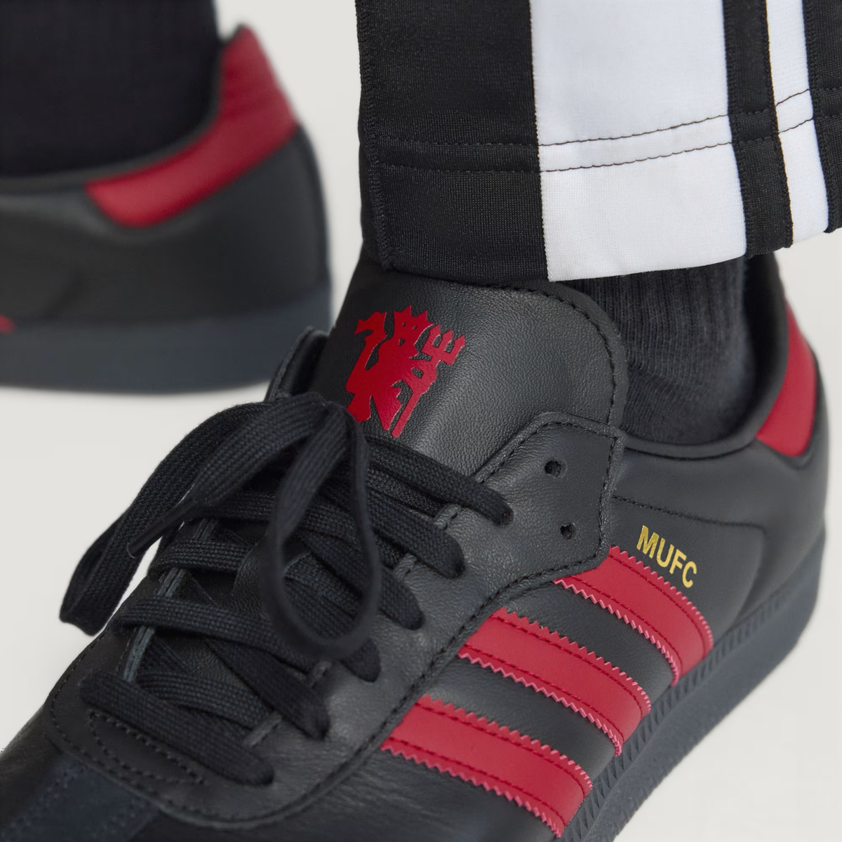 Adidas Samba Manchester United Team Black Red MUFC Soccer Football‎ Shoes Sz 8.5 Size 8 - Manchester United x adidas Samba Team Black Real  main image 3