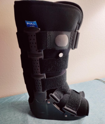DeRoyal Orthopaedics Low Profile High Top Air Walker Black Boot SMALL EUC