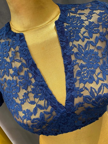 Camicia Dirndl in pizzo punto oro blu con scollo a V - Foto 4 di 14