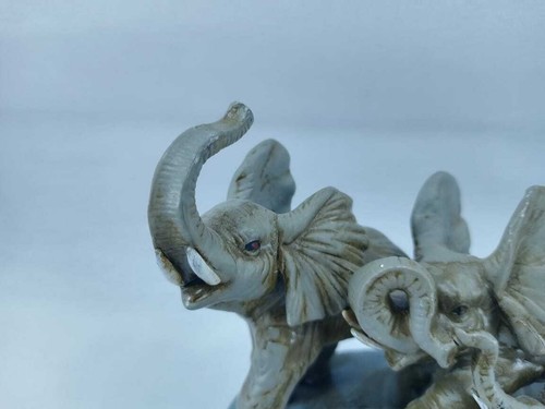 Vintage Beautiful Elephant Family Showing Love Figure/Statue - Picture 4 of 7