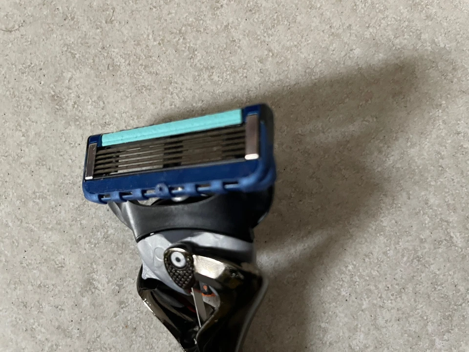2 Rasoi Nuovi Gillette Fusion Proglide con Tecnologia Flexball - Immagine 3 di 4