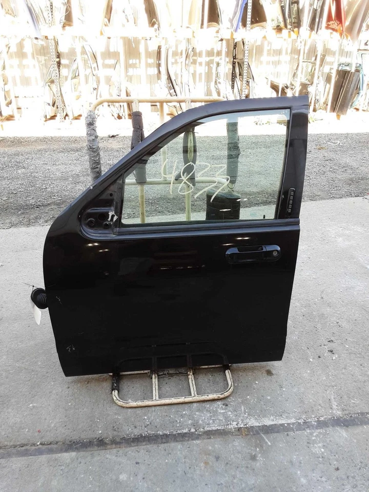 Used Front Left Door Assembly Front fits: 2010 Ford Explorer exc. Sport Trac L. - Imagem 2 de 4