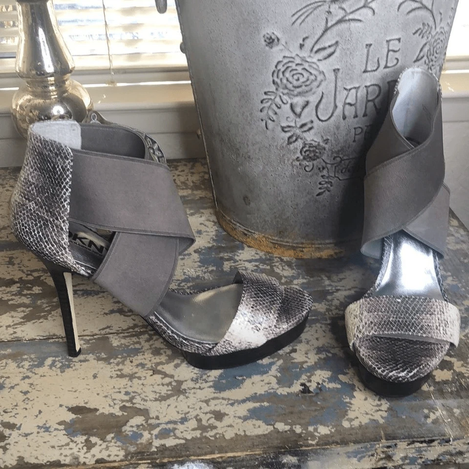 Sandalias de aguja de piel de serpiente DKNY con plataforma Foto 4 de 4