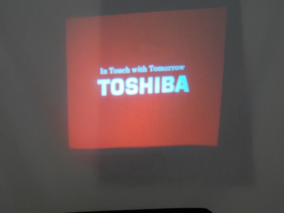 Toshiba DLP TDP-590 DLP  Projector  - Image 2 of 4