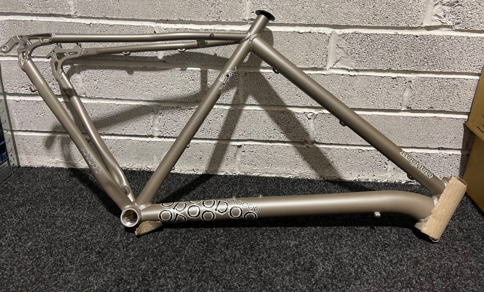 Cornice Voodoo HooDoo 29er in argento - nuova - modello 2013 57 cm XL solo telaio - con scatola