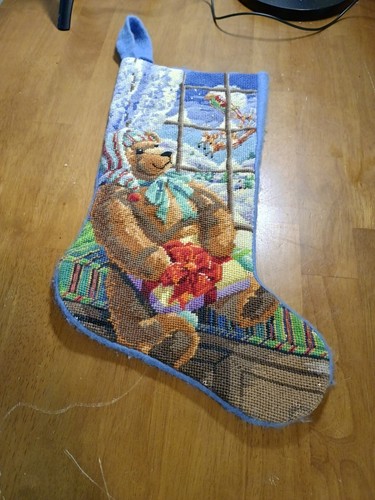 Medias de Navidad con acabado de aguja Bucilla de colección regalo para oso de peluche de Papá Noel - Imagen 2 de 6