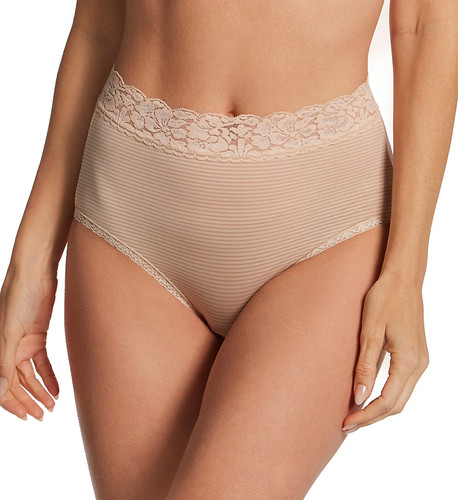 Panty corto de encaje favorecedor Vanity Fair 13281