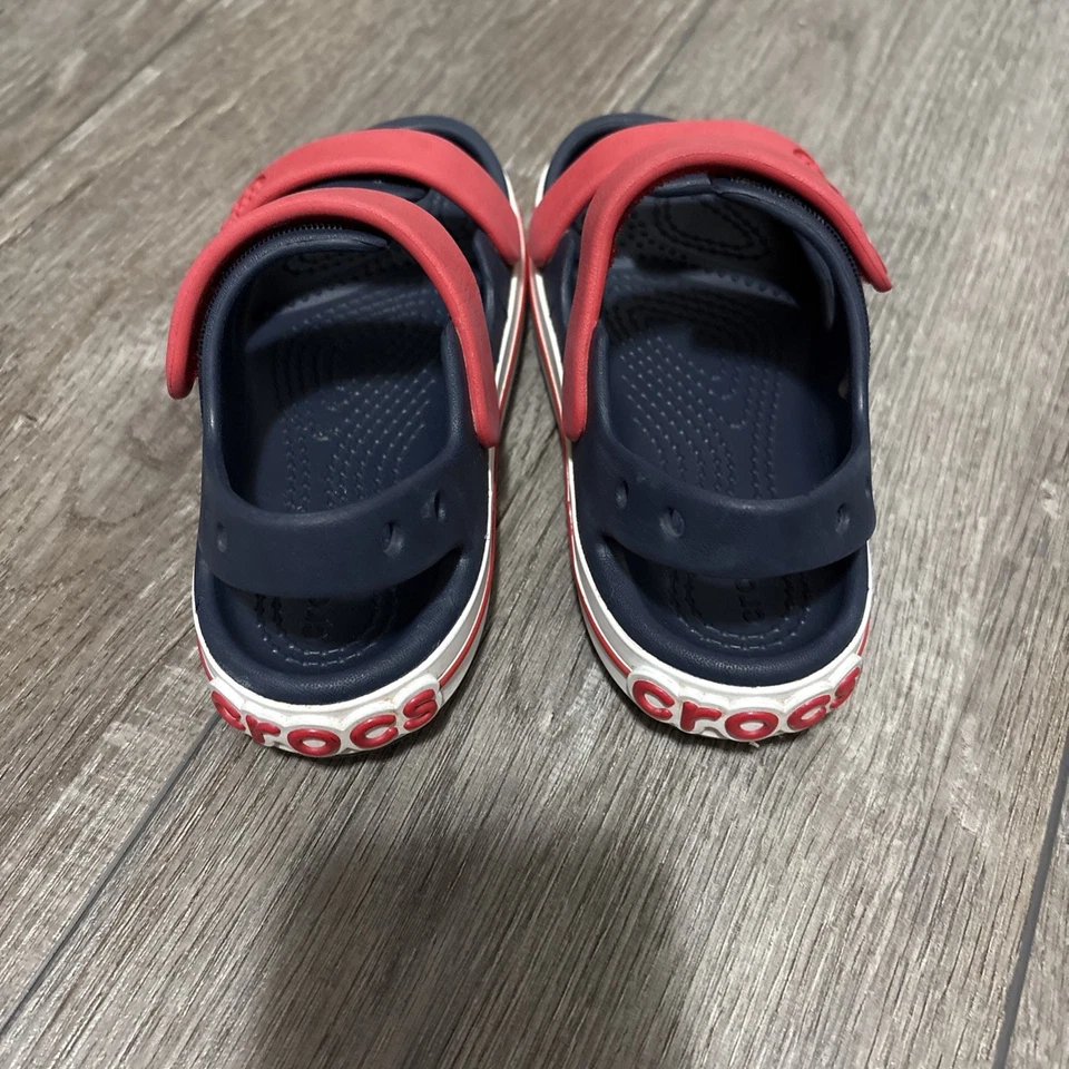 Sandalia CROCS Cruiser para niños pequeños, talla 10C Foto 4 de 4