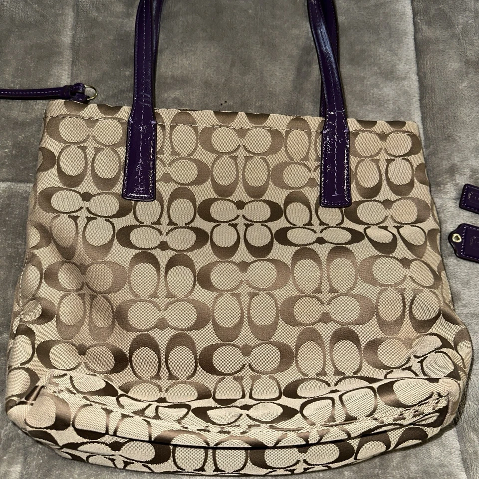 Bolso de hombro Coach Signature púrpura pitón F25706. Foto 4 de 4