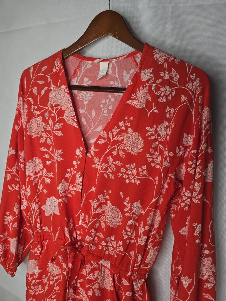 H&M 连身衣红色白色花卉长袖 V 领夏季度假装 8 码 — 第 4/4 张图片