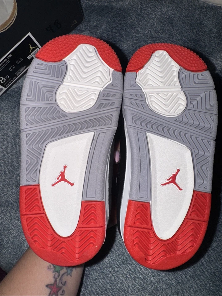 Zapatos Air Jordan Retro 4 "Bred Reimagined" (TD) para niños pequeños negros-gris cemento talla 8c Foto 3 de 4