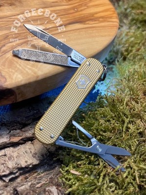 Victorinox Classic Alox Limited Edition 2019 Gold 0.6221.L19
