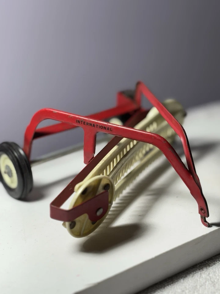 RASTRILLO LATERAL COSECHADORA INTERNACIONAL - IMPLEMENTO DE GRANJA ERTL 1/16 VINTAGE Foto 2 de 4