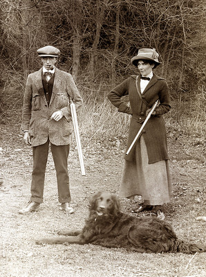 FLACH BESCHICHTETE RETRIEVER HUND GRUSS NOTIZKARTE MANN UND DAME MIT WAFFEN UND HUND