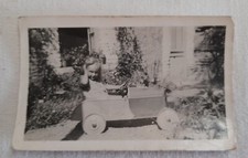 Rare Photo ancienne voiture à pédales jouet enfant tole 7.5x11.5 cm
