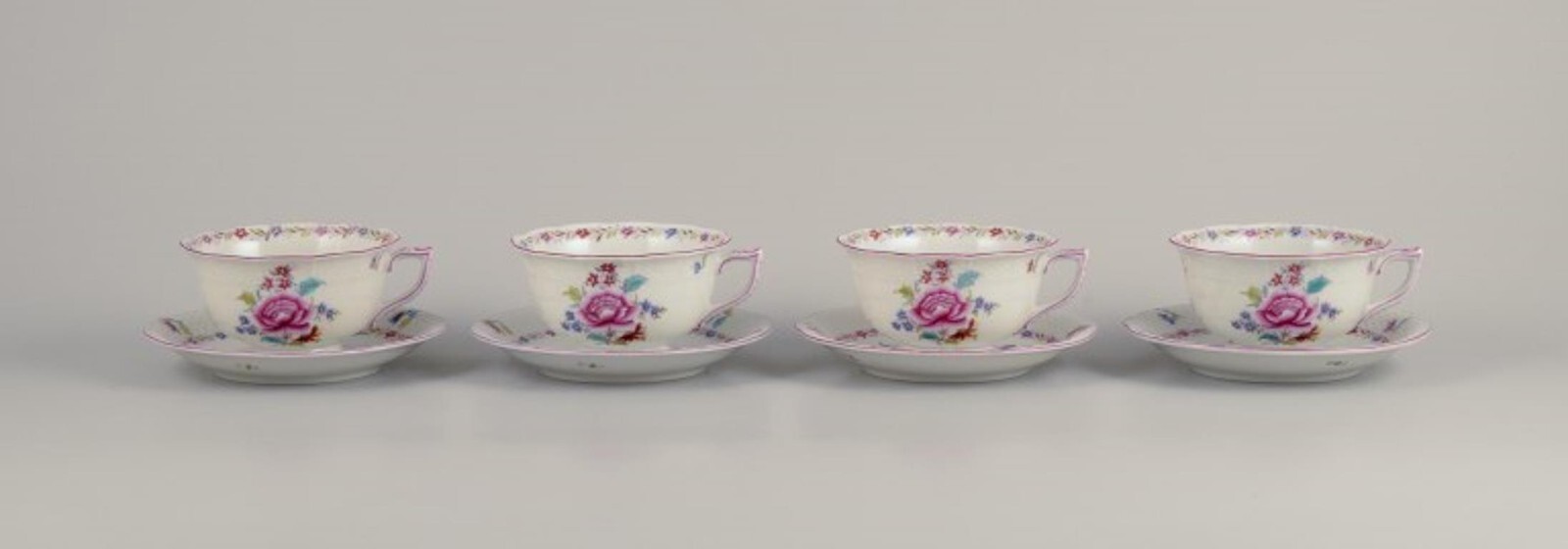 Herend, cuatro pares de grandes tazas de té de porcelana con flores policroma...