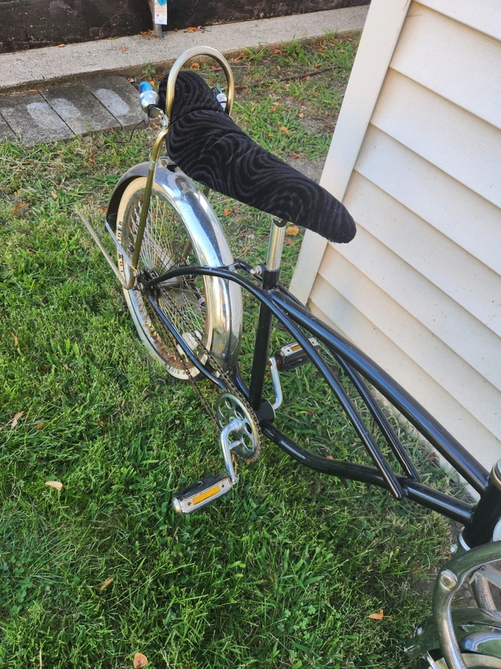 Bicicleta clásica Lowrider negra con asiento banana Foto 4 de 4