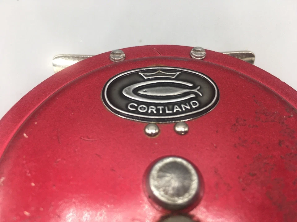 Carrete pequeño de pesca con mosca con borde rojo plateado Cortland usado funciona hecho en EE. UU. De colección Foto 4 de 4