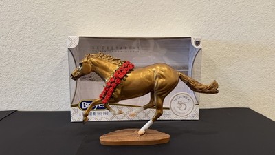 Breyer Traditional 1:9 Gold Secretariat 50th Anniversary Triple Crown Winner