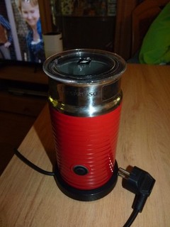 Nespresso MIlchaufschäumer Aeroccino 3 rot elektrisch aus Edelstahl