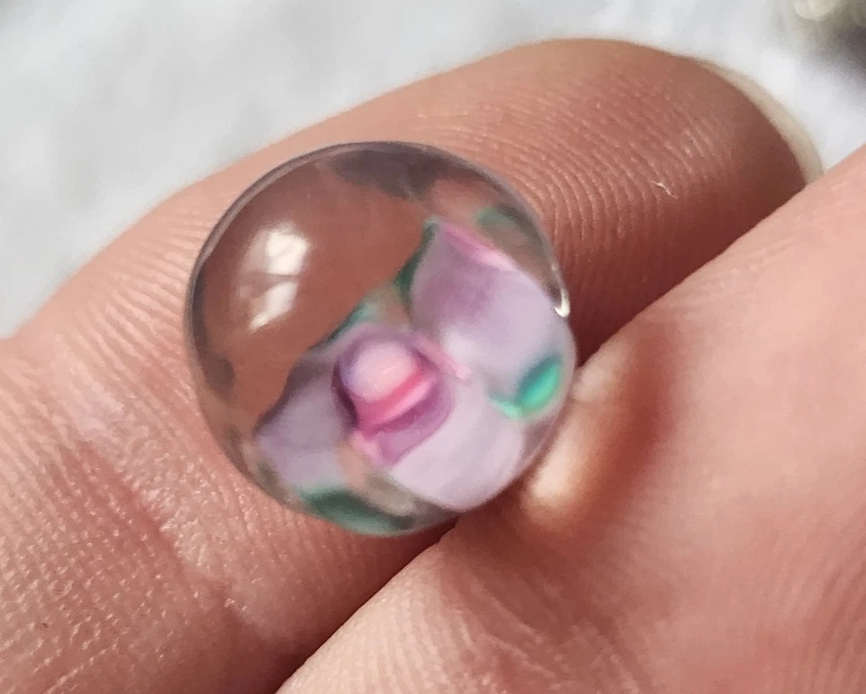 Ancien bouton en verre boule inclusion d'une fleur rose 1,2 cm D16B - Photo 2/4