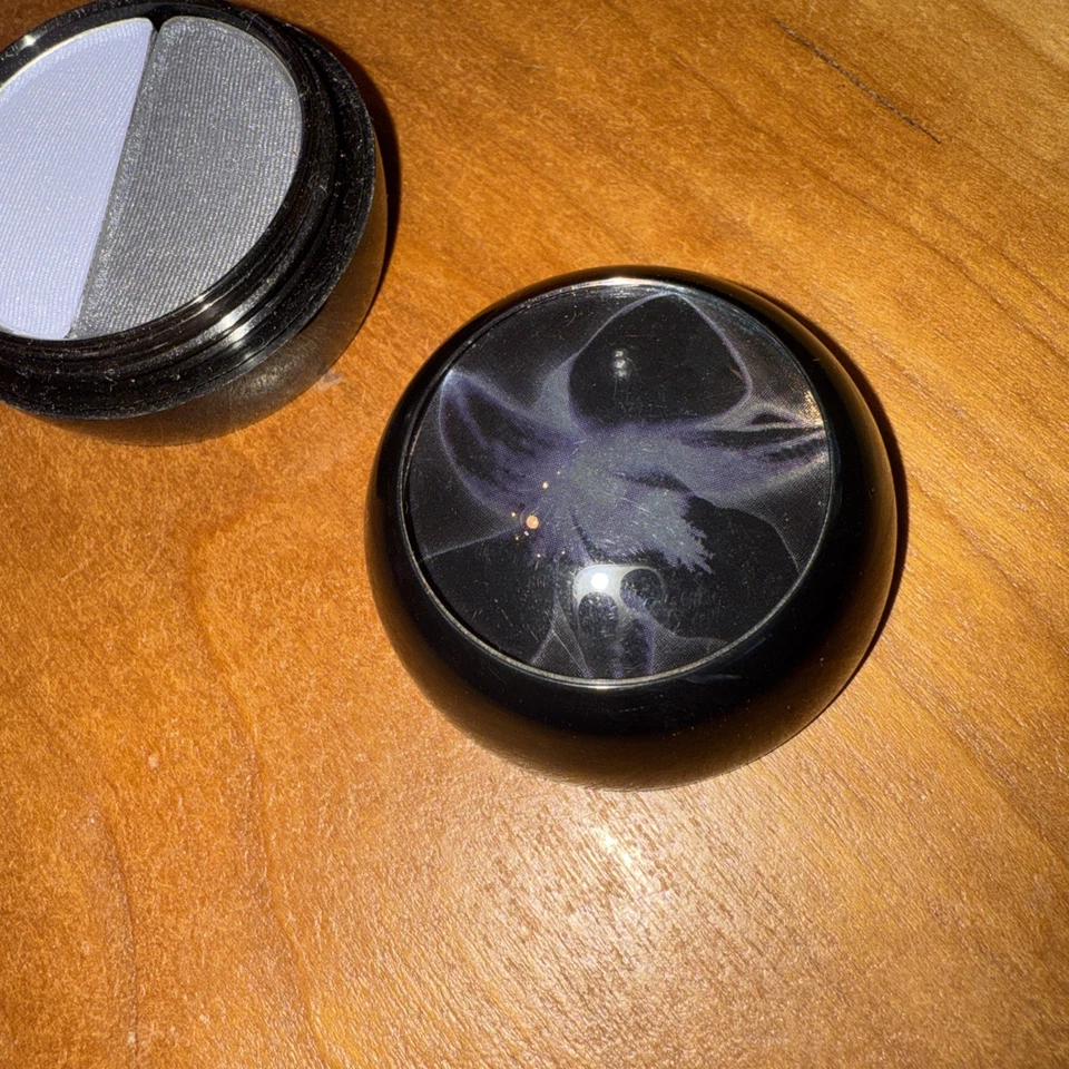 BENEFIT COSMETICS SOMBRA DE OJOS ORQUÍDEA NEGRA "FATE MADE ME DO IT" CARBÓN/LAVANDA Foto 2 de 3