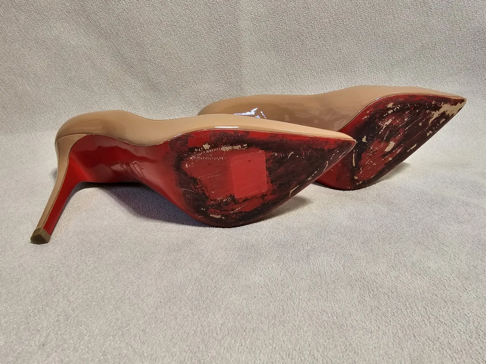 Zapatos de salón Christian Louboutin charol nude - talla 38 - suela roja clásica Foto 3 de 4