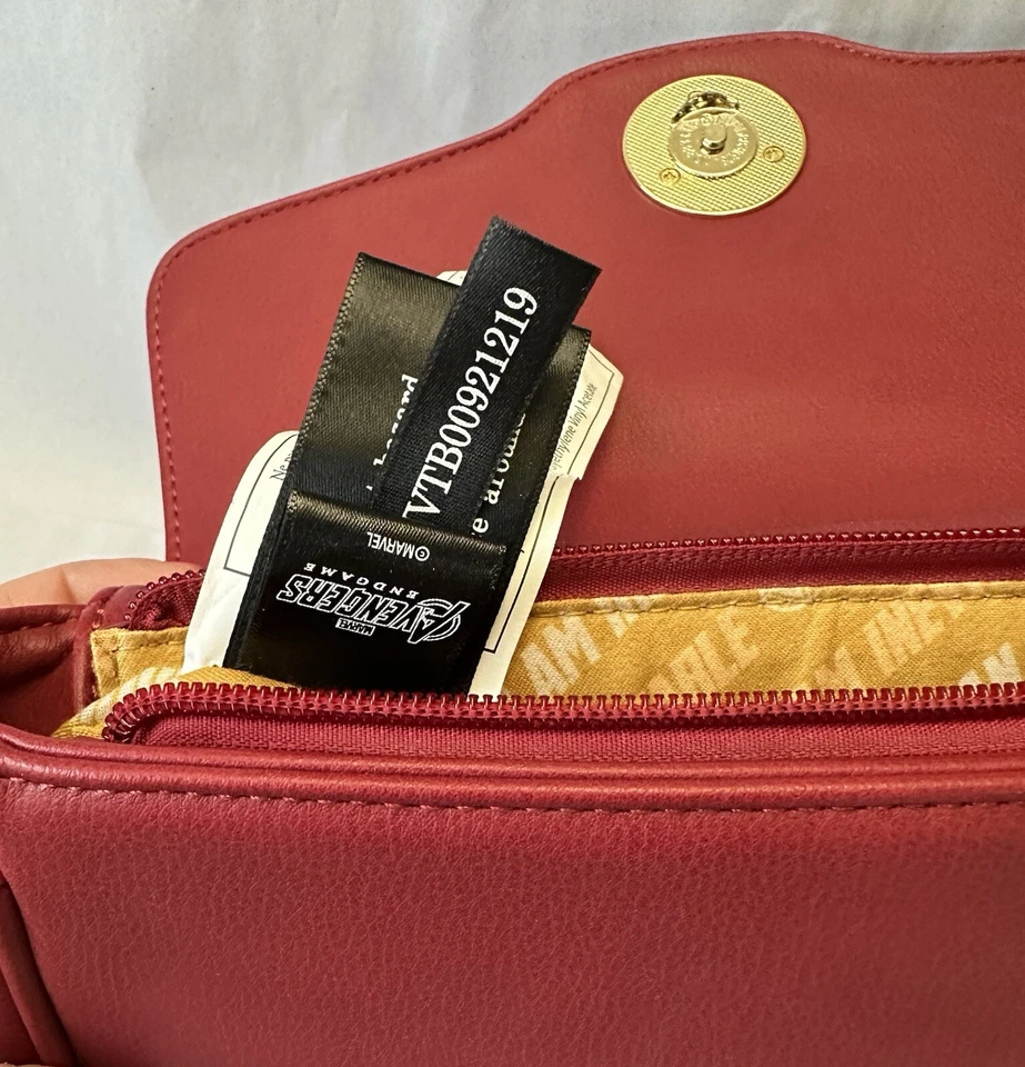 Cartera Bandolera Iron Man Infinity War con Piedras Infinitas y Herrajes Color Dorado Foto 4 de 4