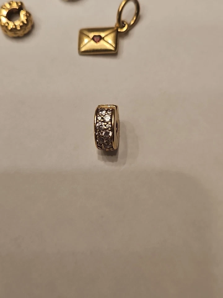 Dijes de pulsera de oro Pandora Foto 2 de 4