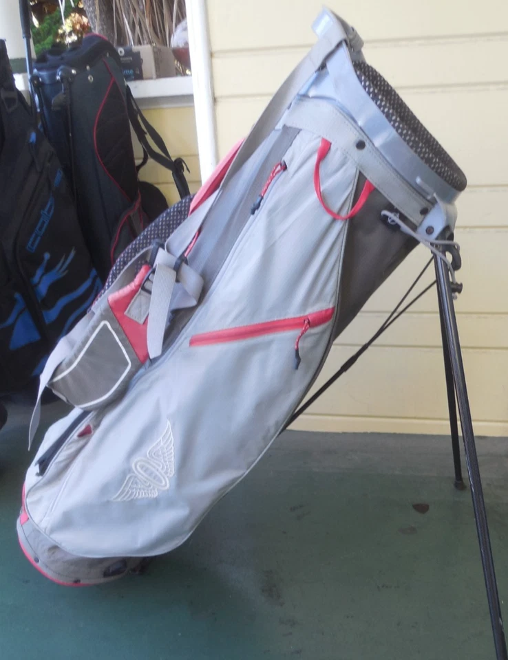 BOLSO DE PIE USADO SUN MOUNTAIN / DIVISIÓN DE 4 VÍAS / GRIS - ROJO-AZUL / SIN CUBIERTA DE LLUVIA. Foto 2 de 4