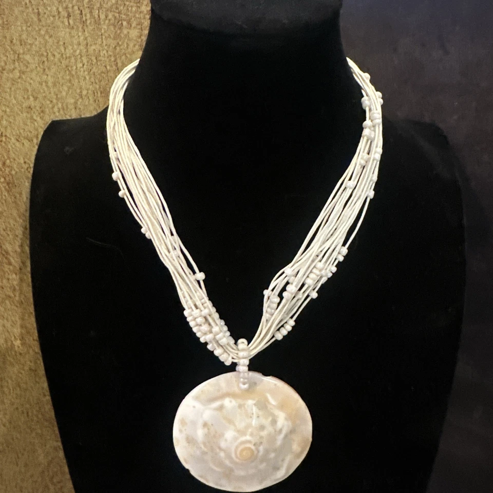 Hermoso collar concha con cuentas nacaradas en cordón blanco arte de la costa del Golfo Foto 2 de 4