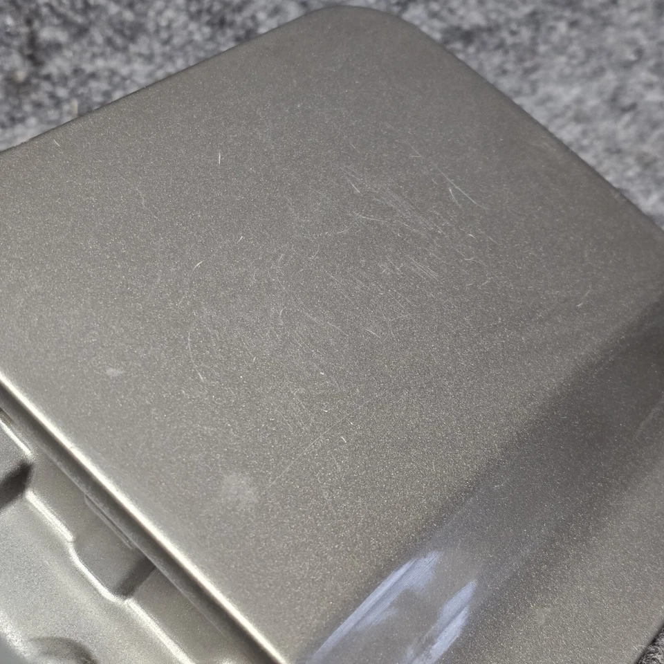 Tapa de tapa de puerta tanque de llenado de combustible deportivo Mitsubishi Montero 1997-2004 OEM PLATEADO Foto 4 de 4