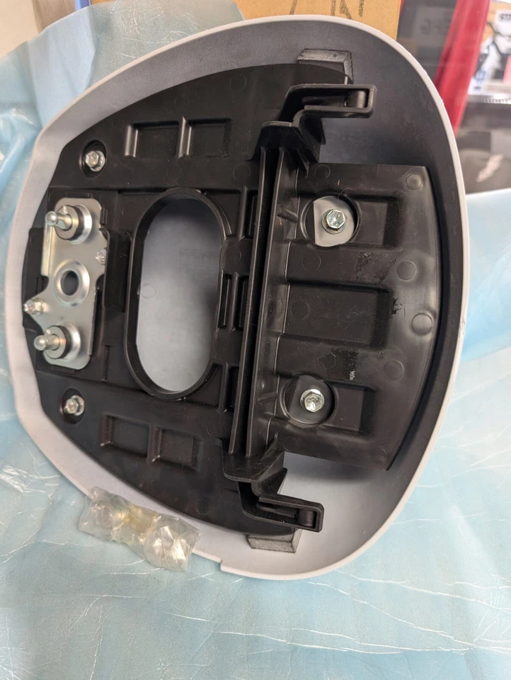 Suzuki OEM NUEVO EN CAJA 4550-15H01-YWW CAJA TRASERA, ASIENTO (BLANCO) 2012-2017 Hayabusa  Foto 3 de 3