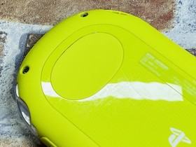 Sony PS Vita Lime Green / White PCH 2000 ZA13 Charger 4GB Mine Craft Tested DDP