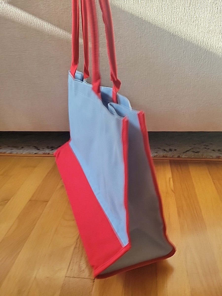 NWOT Moschino Red Shades and  Case and Tote Bag Set NWOT MOSCHINO Blue Red Canvas with Embroidered Hearts Tote  main image 4