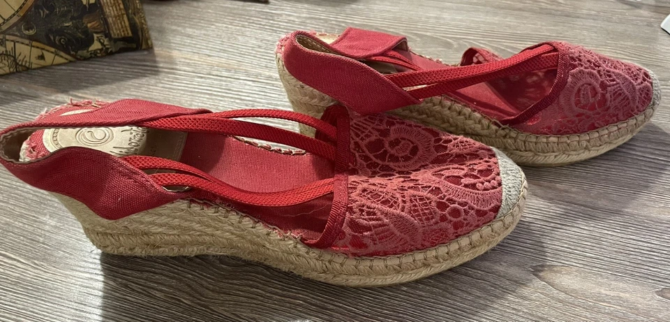 Tacones de cuña Vidoretta para mujer rojos sin cordones de ganchillo hechos en España talla 39 (US 8,5) Foto 4 de 4